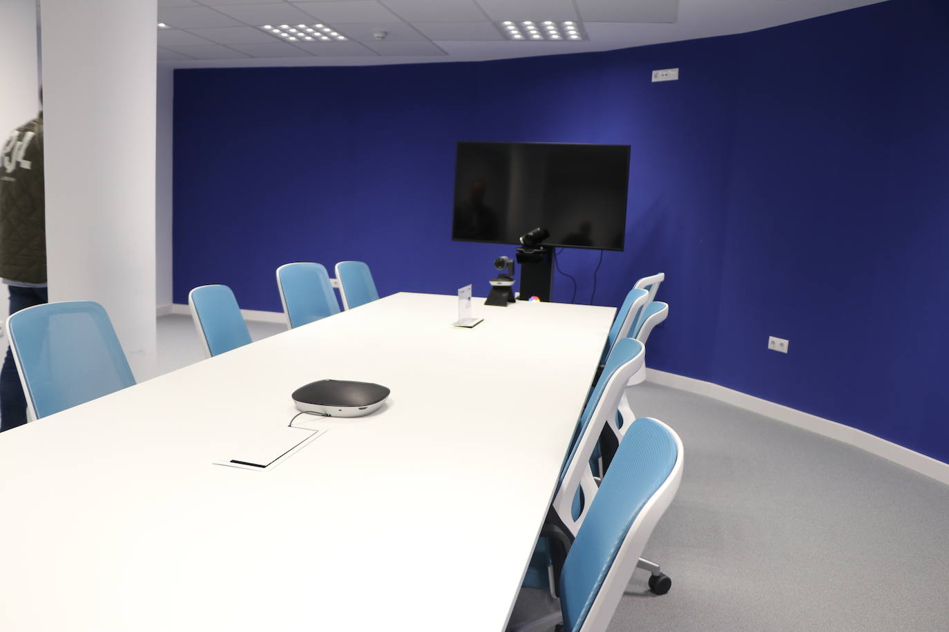 La entidad blanquiazul muestra las notables mejoras acometidas en El Toralín, que marcan el desarrollo futuro de su proyecto deportivo. La investión en los dos últimos años alcanza los cinco millones de euros. 