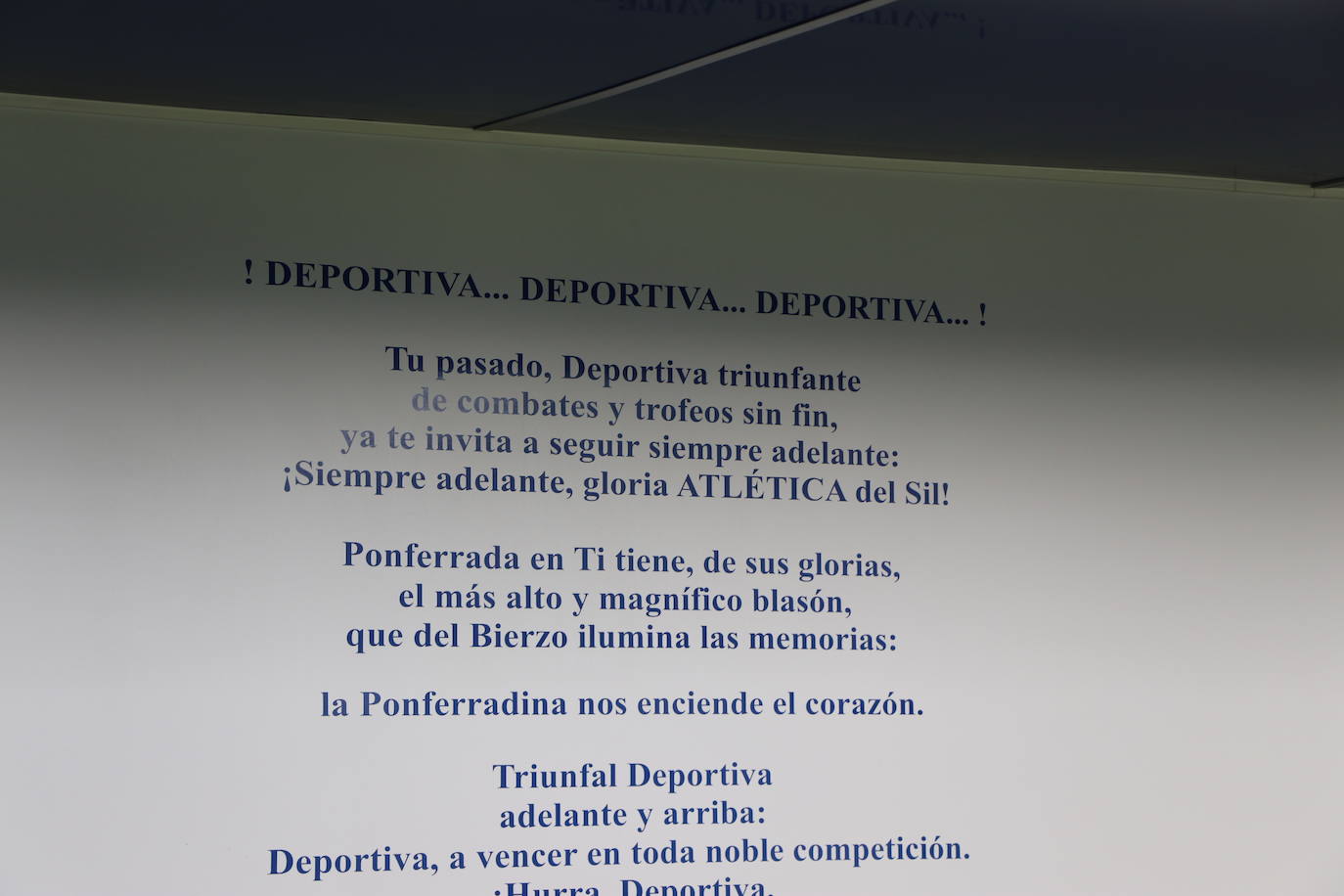 La entidad blanquiazul muestra las notables mejoras acometidas en El Toralín, que marcan el desarrollo futuro de su proyecto deportivo. La investión en los dos últimos años alcanza los cinco millones de euros. 