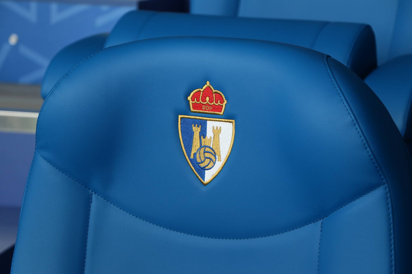 La entidad blanquiazul muestra las notables mejoras acometidas en El Toralín, que marcan el desarrollo futuro de su proyecto deportivo. La investión en los dos últimos años alcanza los cinco millones de euros. 