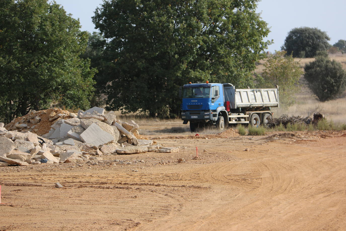 La ministra de Industria, Comercio y Turismo, Reyes Maroto, la delegada del Gobierno, Virginia Barcones, y el consejero de Medio Ambiente, Juan Carlos Suárez-Quiñones, visitan la planta siderúrgica del grupo NSR en la localidad leonesa de Villadangos del Páramo. Antes, la delegación visitará ha visitado los trabajos llevados a cabo para la nueva línea férrea que llegará a pie de fábrica hasta Villadangos. 