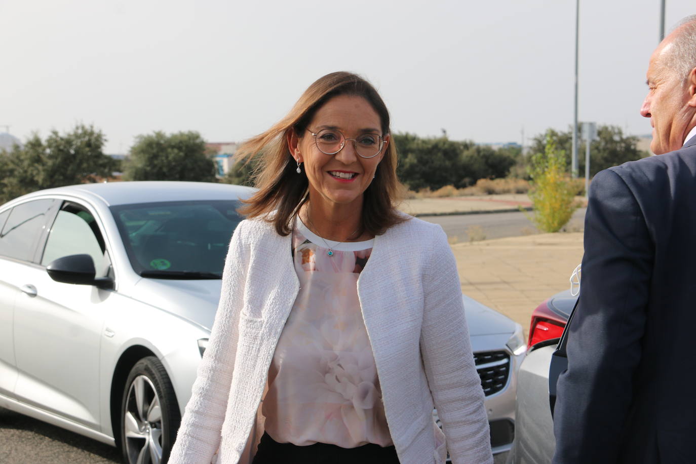 La ministra de Industria, Comercio y Turismo, Reyes Maroto, la delegada del Gobierno, Virginia Barcones, y el consejero de Medio Ambiente, Juan Carlos Suárez-Quiñones, visitan la planta siderúrgica del grupo NSR en la localidad leonesa de Villadangos del Páramo. Antes, la delegación visitará ha visitado los trabajos llevados a cabo para la nueva línea férrea que llegará a pie de fábrica hasta Villadangos. 