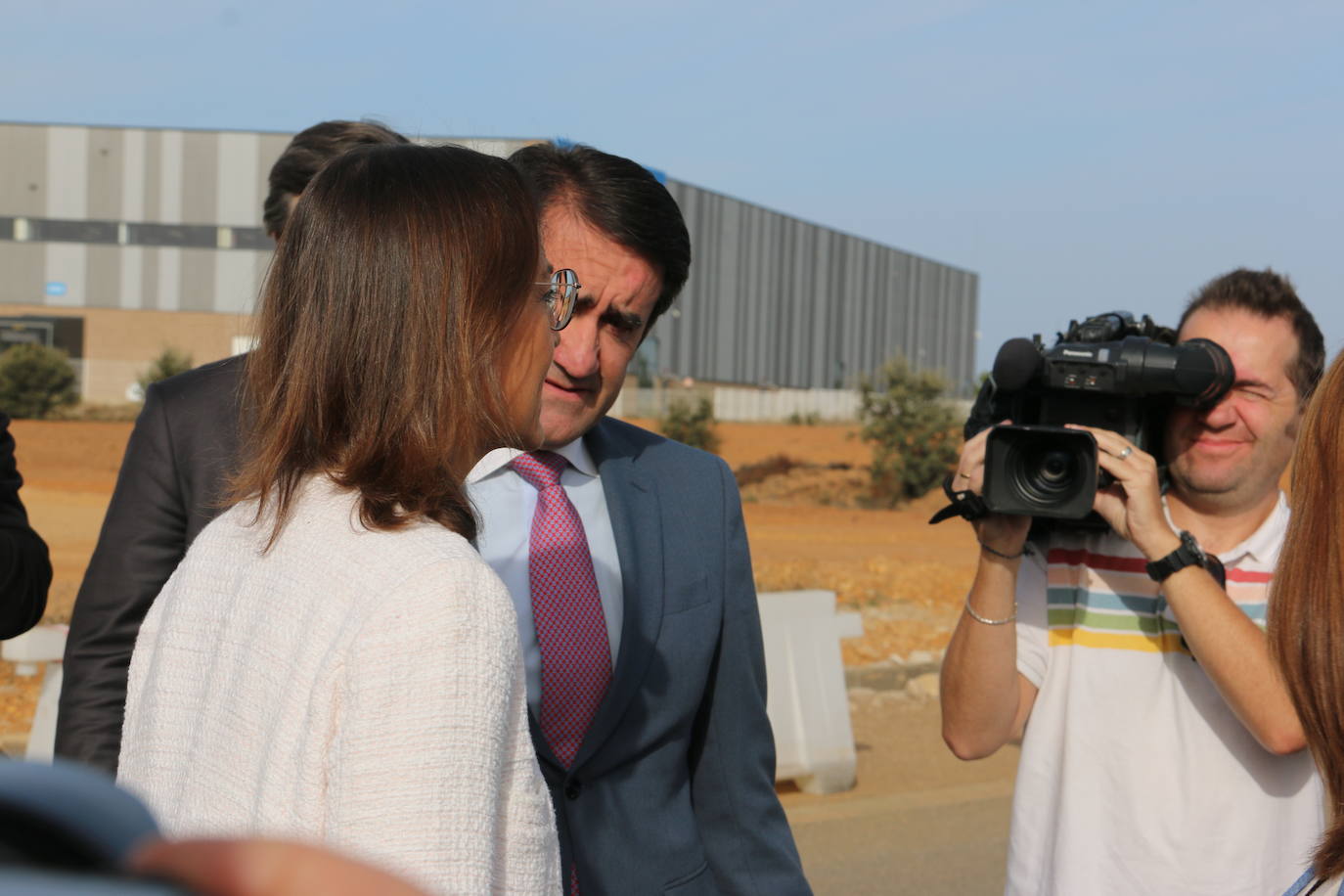 La ministra de Industria, Comercio y Turismo, Reyes Maroto, la delegada del Gobierno, Virginia Barcones, y el consejero de Medio Ambiente, Juan Carlos Suárez-Quiñones, visitan la planta siderúrgica del grupo NSR en la localidad leonesa de Villadangos del Páramo. Antes, la delegación visitará ha visitado los trabajos llevados a cabo para la nueva línea férrea que llegará a pie de fábrica hasta Villadangos. 