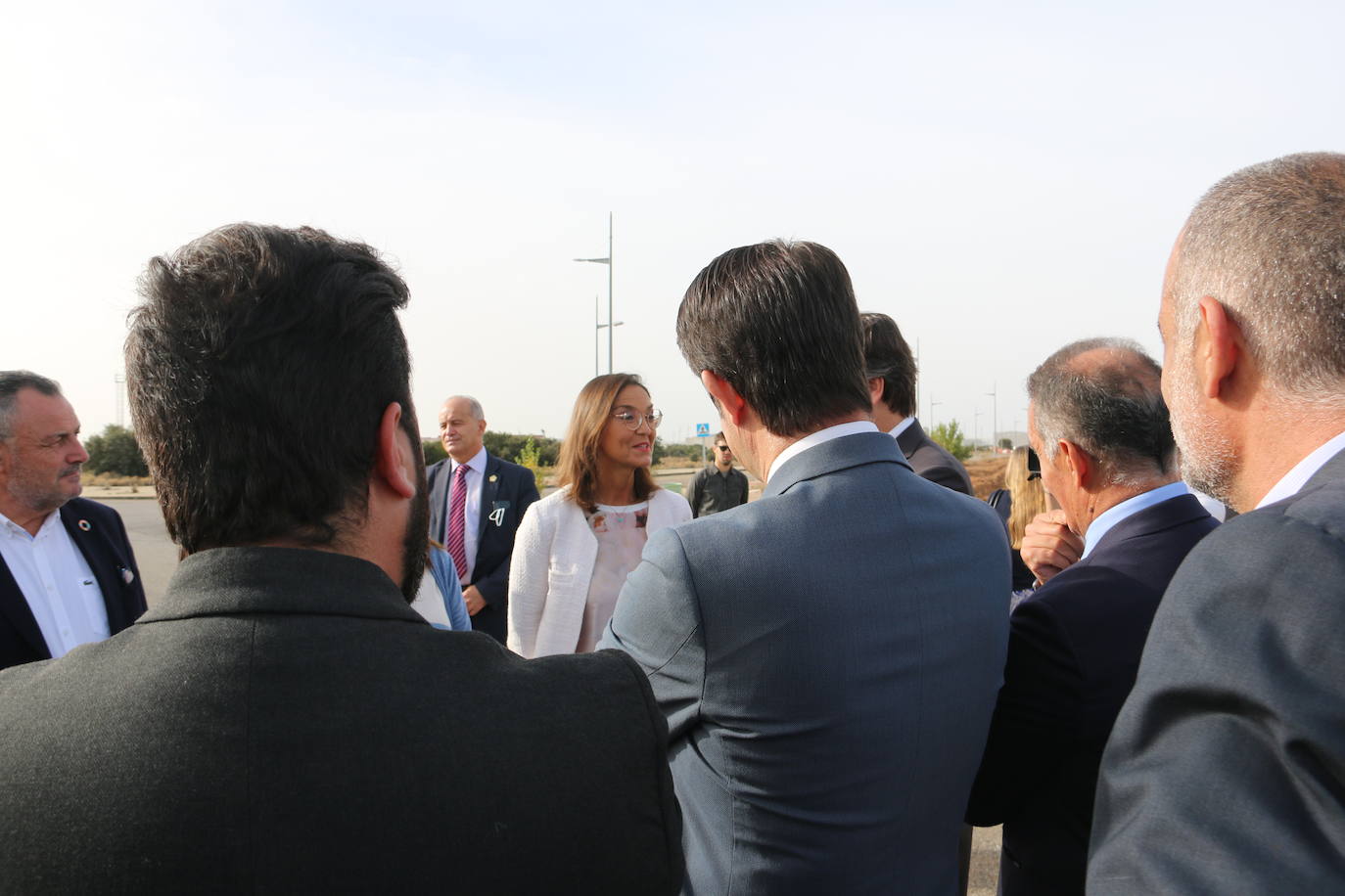 La ministra de Industria, Comercio y Turismo, Reyes Maroto, la delegada del Gobierno, Virginia Barcones, y el consejero de Medio Ambiente, Juan Carlos Suárez-Quiñones, visitan la planta siderúrgica del grupo NSR en la localidad leonesa de Villadangos del Páramo. Antes, la delegación visitará ha visitado los trabajos llevados a cabo para la nueva línea férrea que llegará a pie de fábrica hasta Villadangos. 