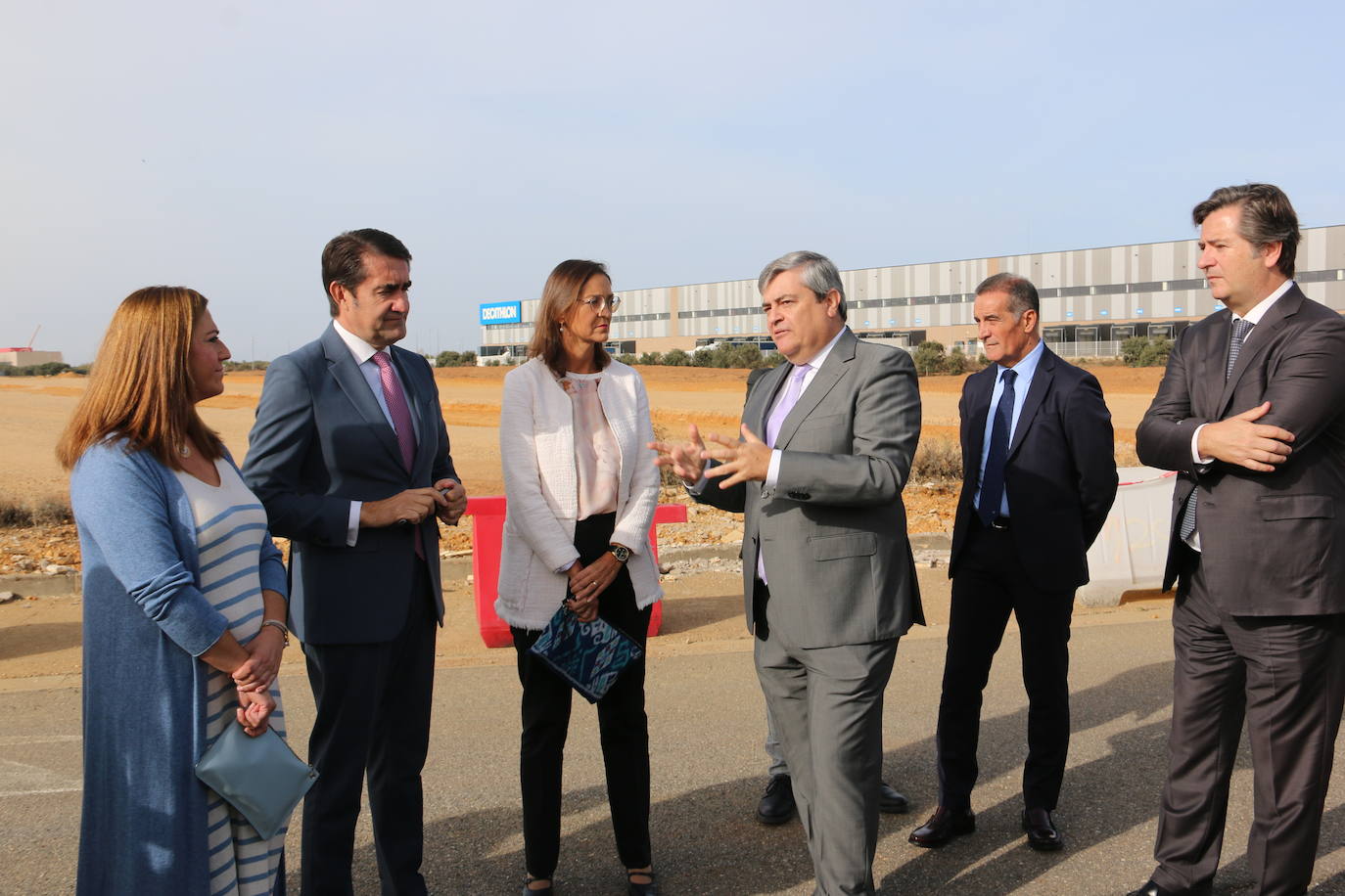 La ministra de Industria, Comercio y Turismo, Reyes Maroto, la delegada del Gobierno, Virginia Barcones, y el consejero de Medio Ambiente, Juan Carlos Suárez-Quiñones, visitan la planta siderúrgica del grupo NSR en la localidad leonesa de Villadangos del Páramo. Antes, la delegación visitará ha visitado los trabajos llevados a cabo para la nueva línea férrea que llegará a pie de fábrica hasta Villadangos. 