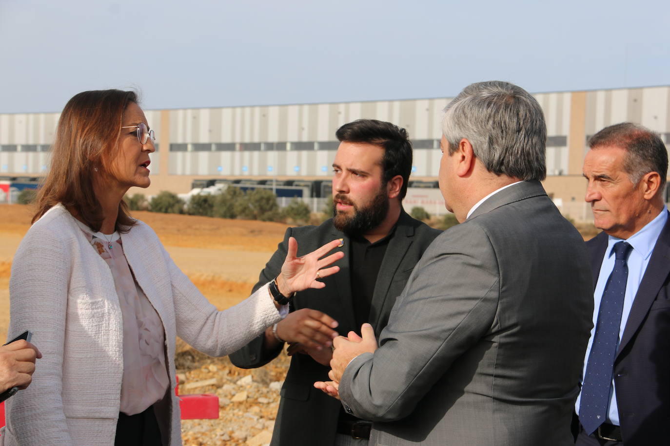 La ministra de Industria, Comercio y Turismo, Reyes Maroto, la delegada del Gobierno, Virginia Barcones, y el consejero de Medio Ambiente, Juan Carlos Suárez-Quiñones, visitan la planta siderúrgica del grupo NSR en la localidad leonesa de Villadangos del Páramo. Antes, la delegación visitará ha visitado los trabajos llevados a cabo para la nueva línea férrea que llegará a pie de fábrica hasta Villadangos. 