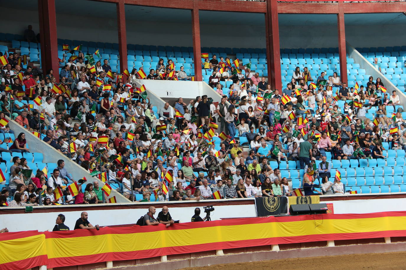 Demostración de procedimientos de actuación de la Guardia Civil en la Plaza de Toros de León