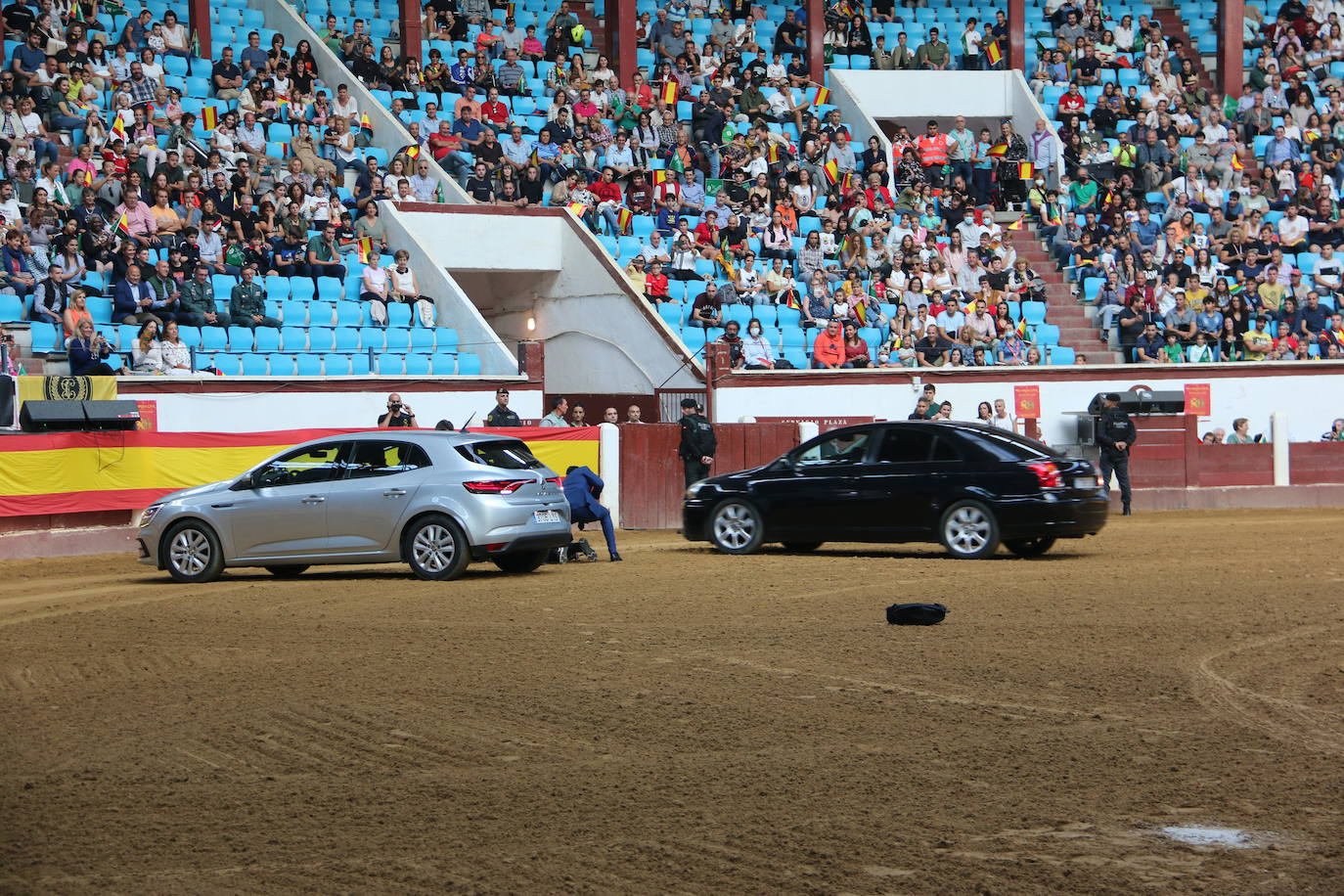 Demostración de procedimientos de actuación de la Guardia Civil en la Plaza de Toros de León