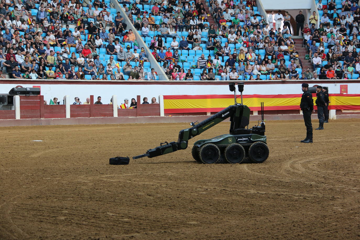 Demostración de procedimientos de actuación de la Guardia Civil en la Plaza de Toros de León