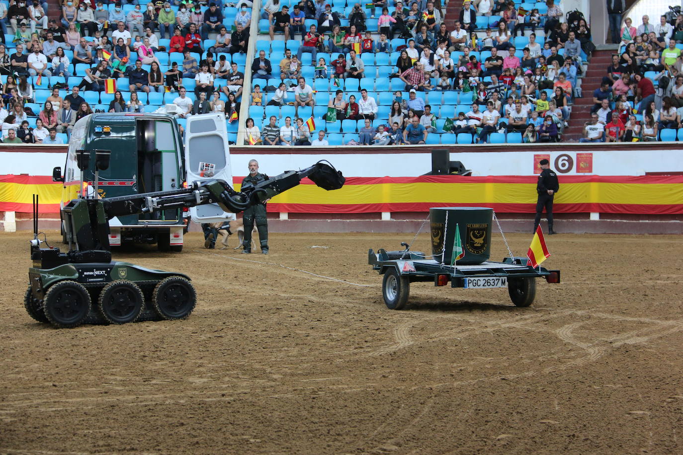 Demostración de procedimientos de actuación de la Guardia Civil en la Plaza de Toros de León