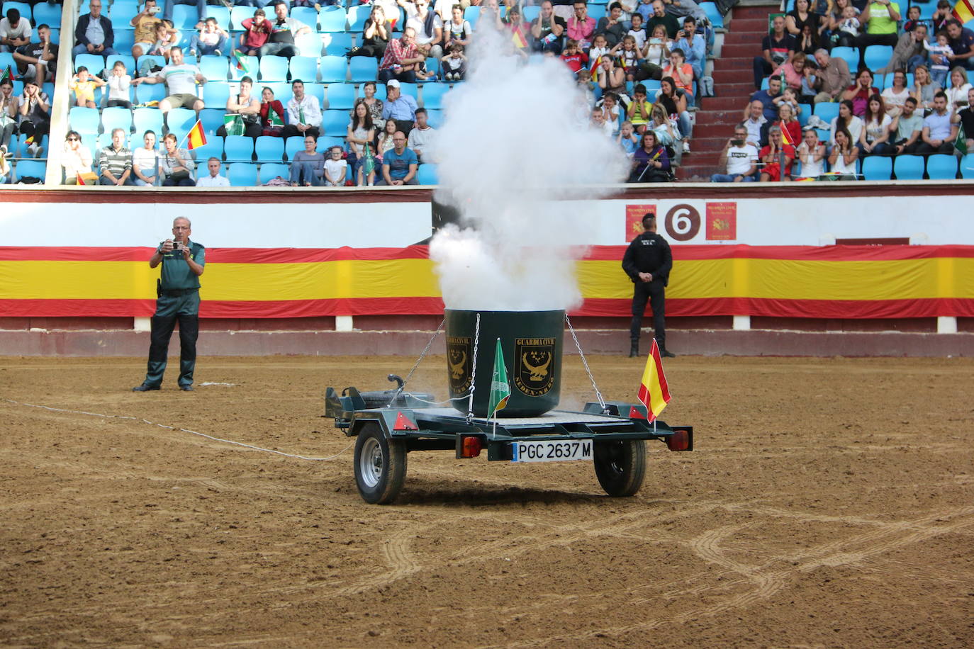 Demostración de procedimientos de actuación de la Guardia Civil en la Plaza de Toros de León