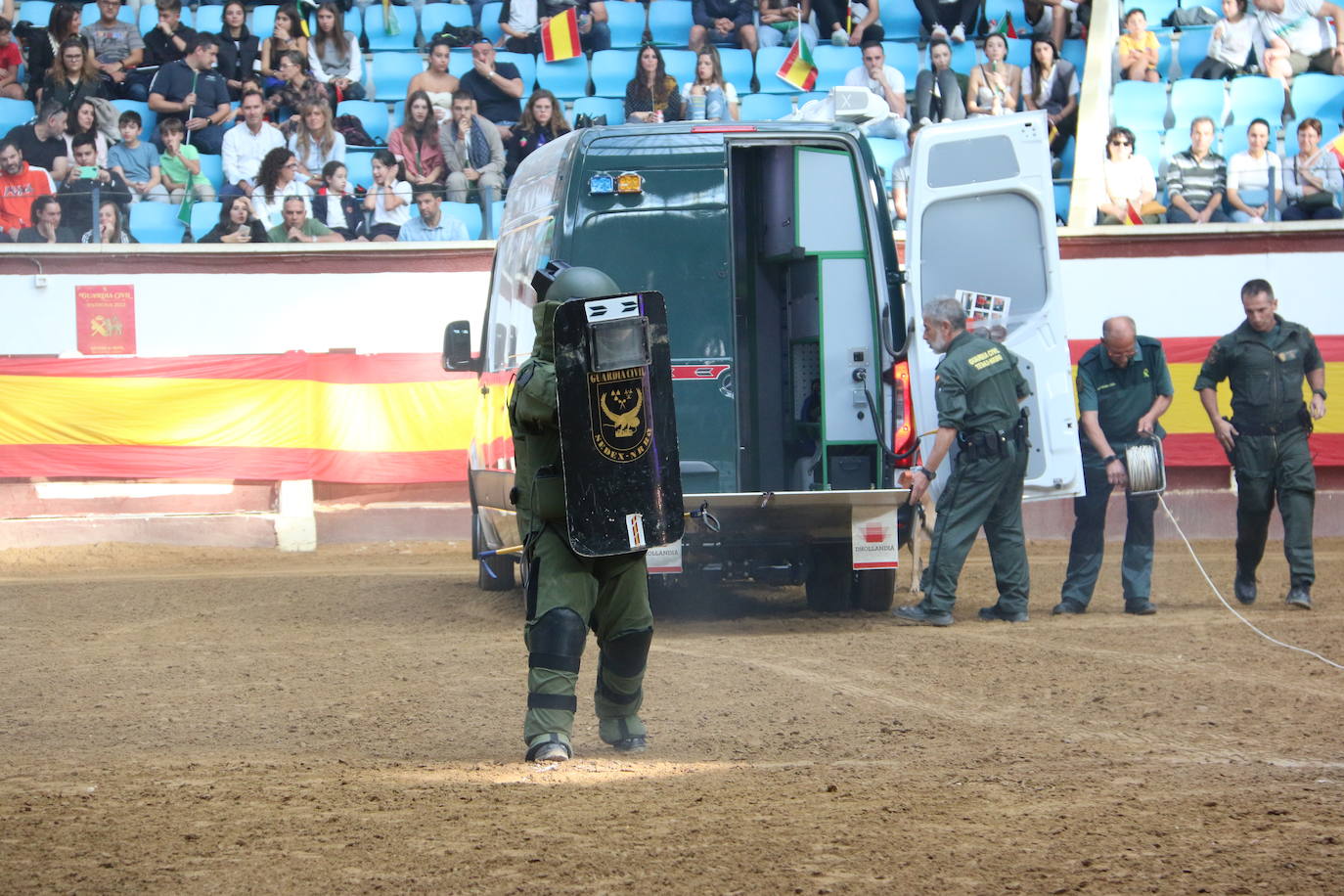 Demostración de procedimientos de actuación de la Guardia Civil en la Plaza de Toros de León