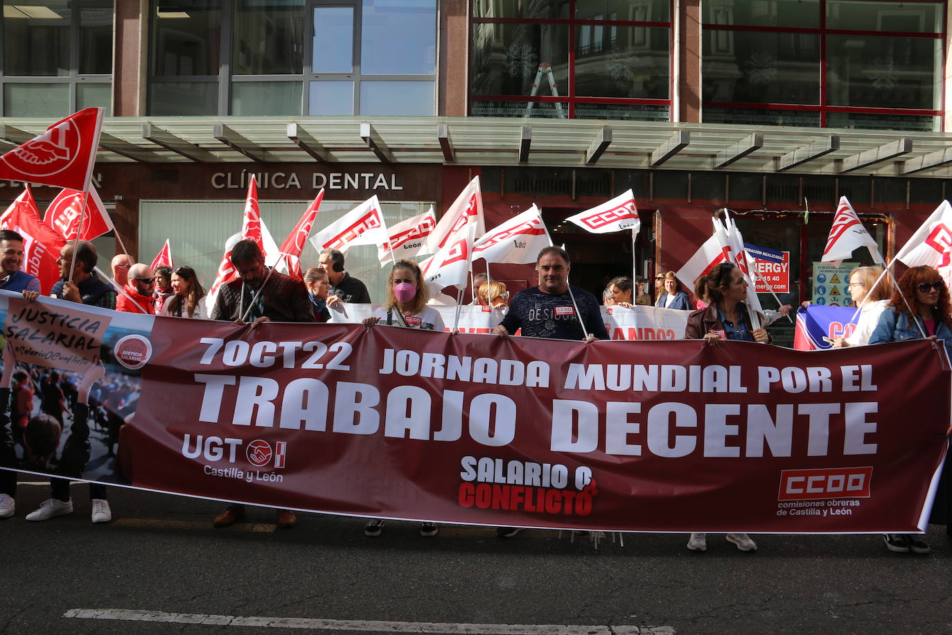 Concentración por la subida salarial en el Día del Trabajo Decente en León. 