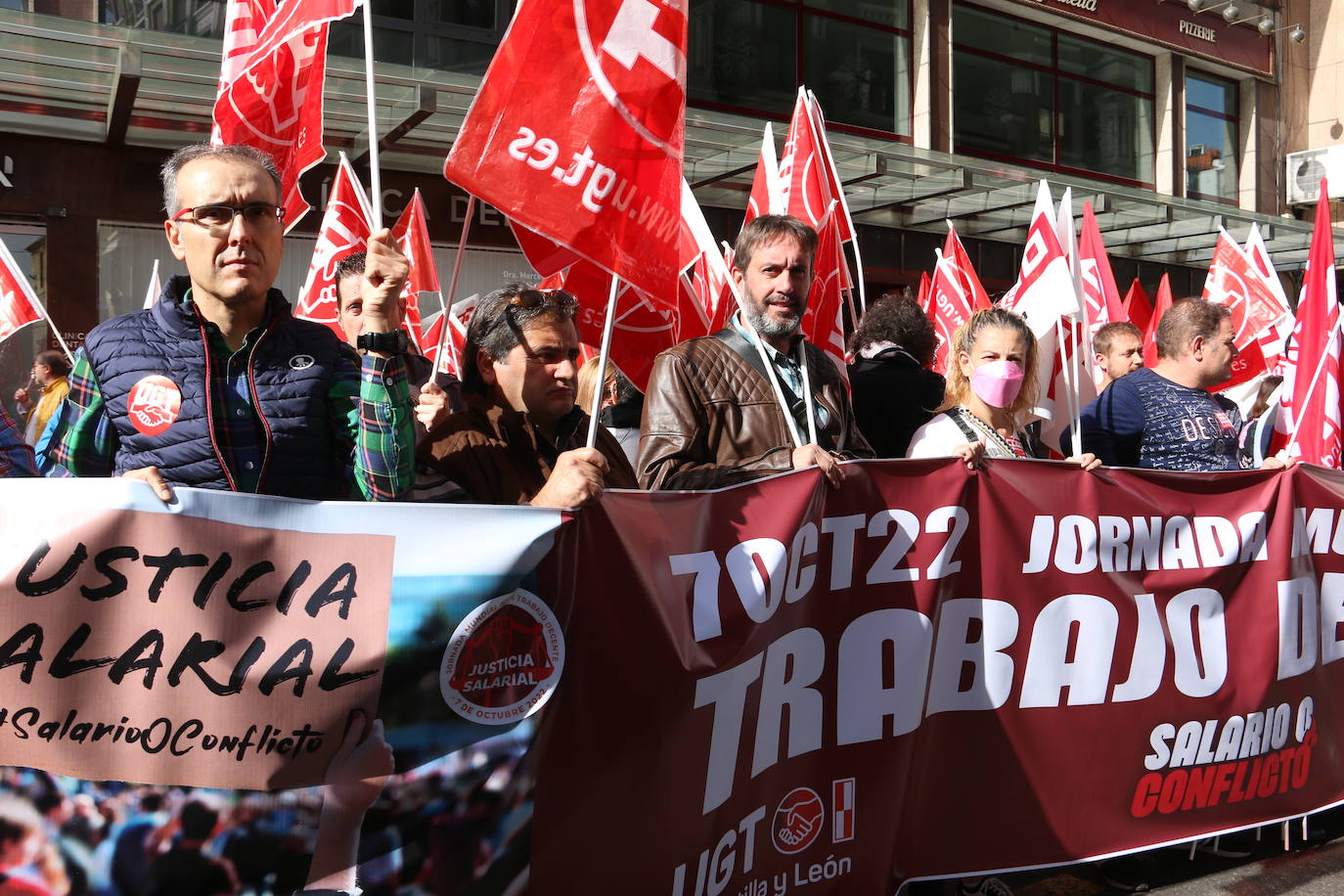 Concentración por la subida salarial en el Día del Trabajo Decente en León. 