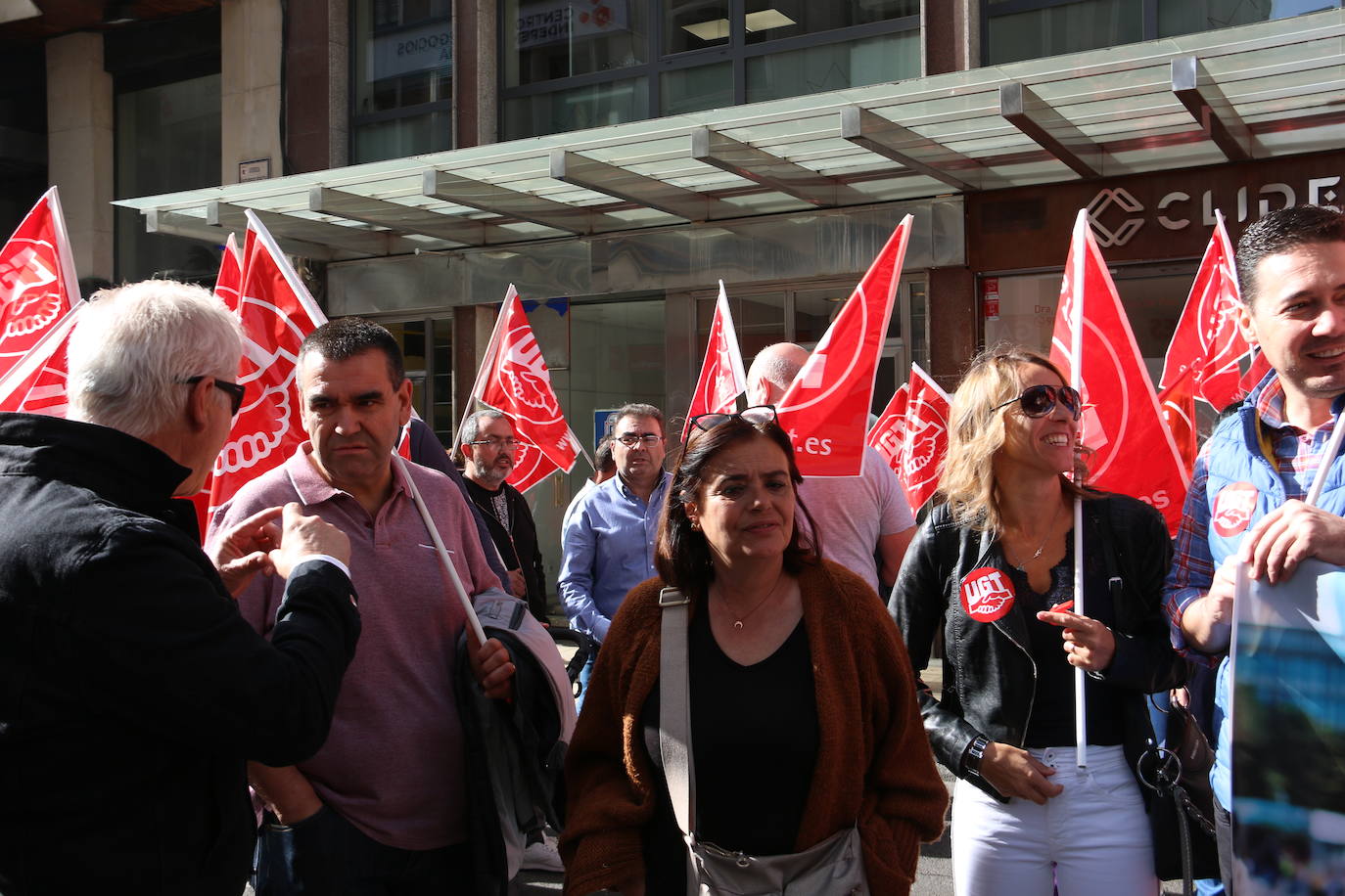 Concentración por la subida salarial en el Día del Trabajo Decente en León. 