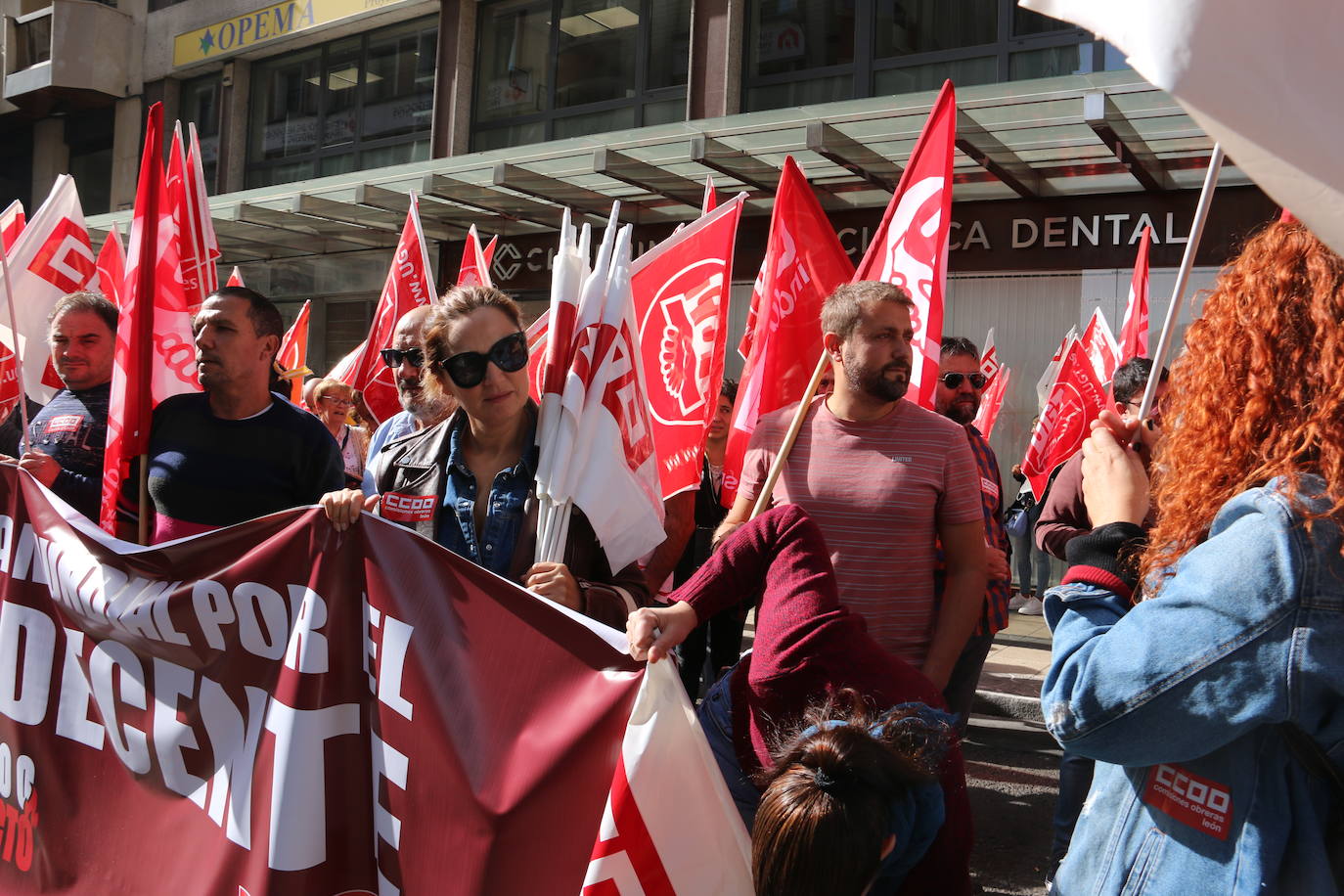 Concentración por la subida salarial en el Día del Trabajo Decente en León. 