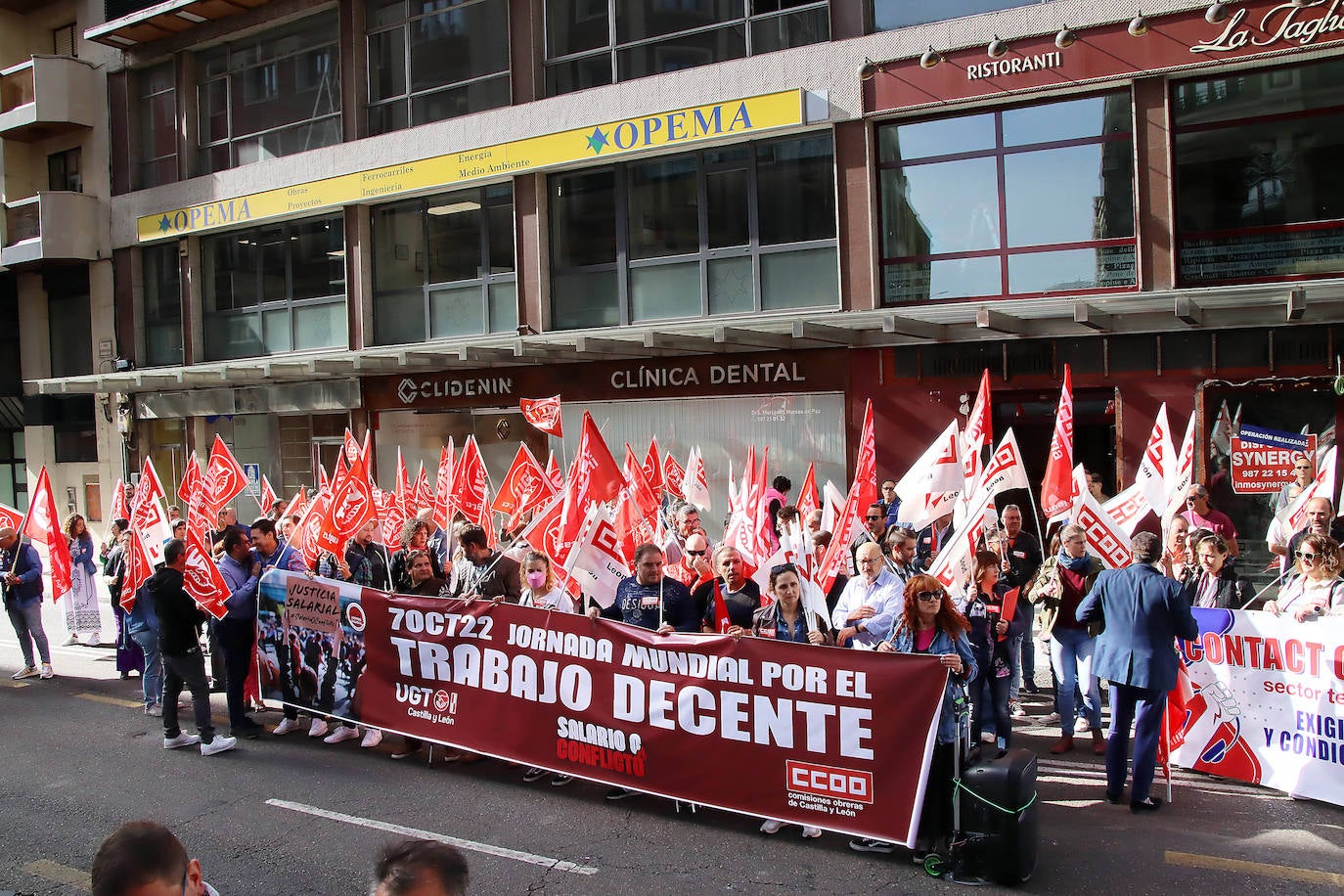 Concentración por la subida salarial en el Día del Trabajo Decente en León. 