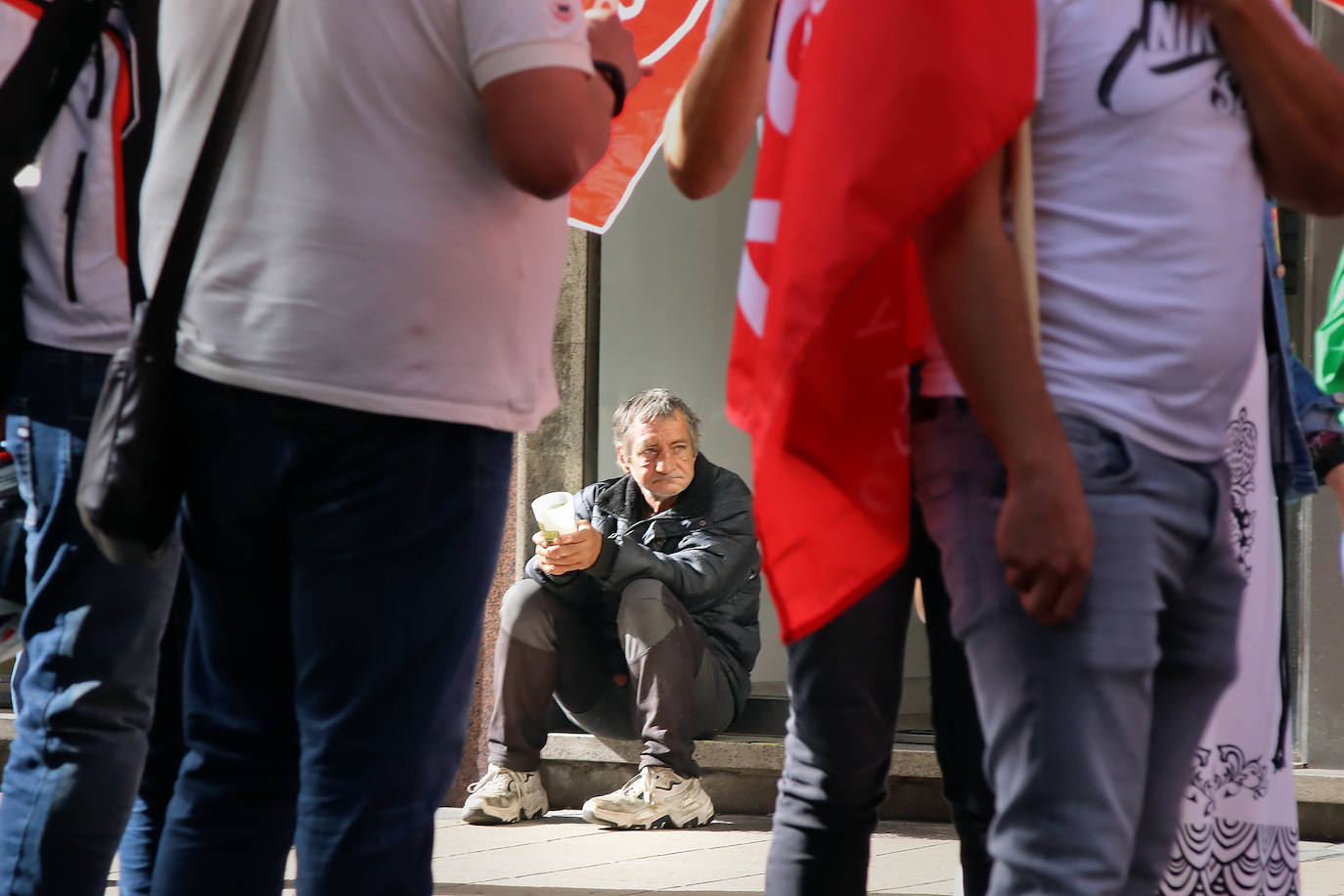 Concentración por la subida salarial en el Día del Trabajo Decente en León. 