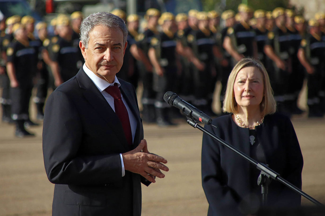 El expresidente Zapatero acompaña a Amparo Valcarce, secretaria de Estado de Defensa, en la celebración de la patrona de la UME. 