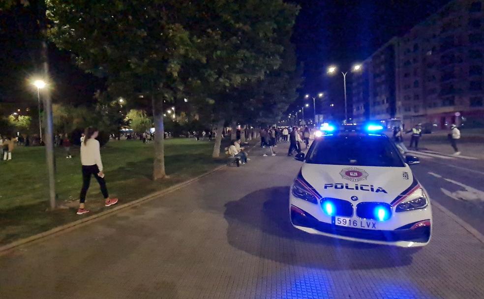 Efectivos de la Policía Local de León, en el parque de La Palomera, al que acudieron miles de jóvenes para buscar el misterioso maletín de los mil euros. 