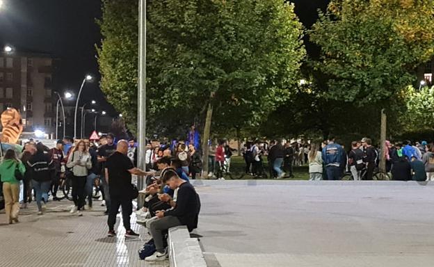 Galería. Miles de jóvenes se lanzaron ayer a la calle en busca del maletín de los mil euros. 