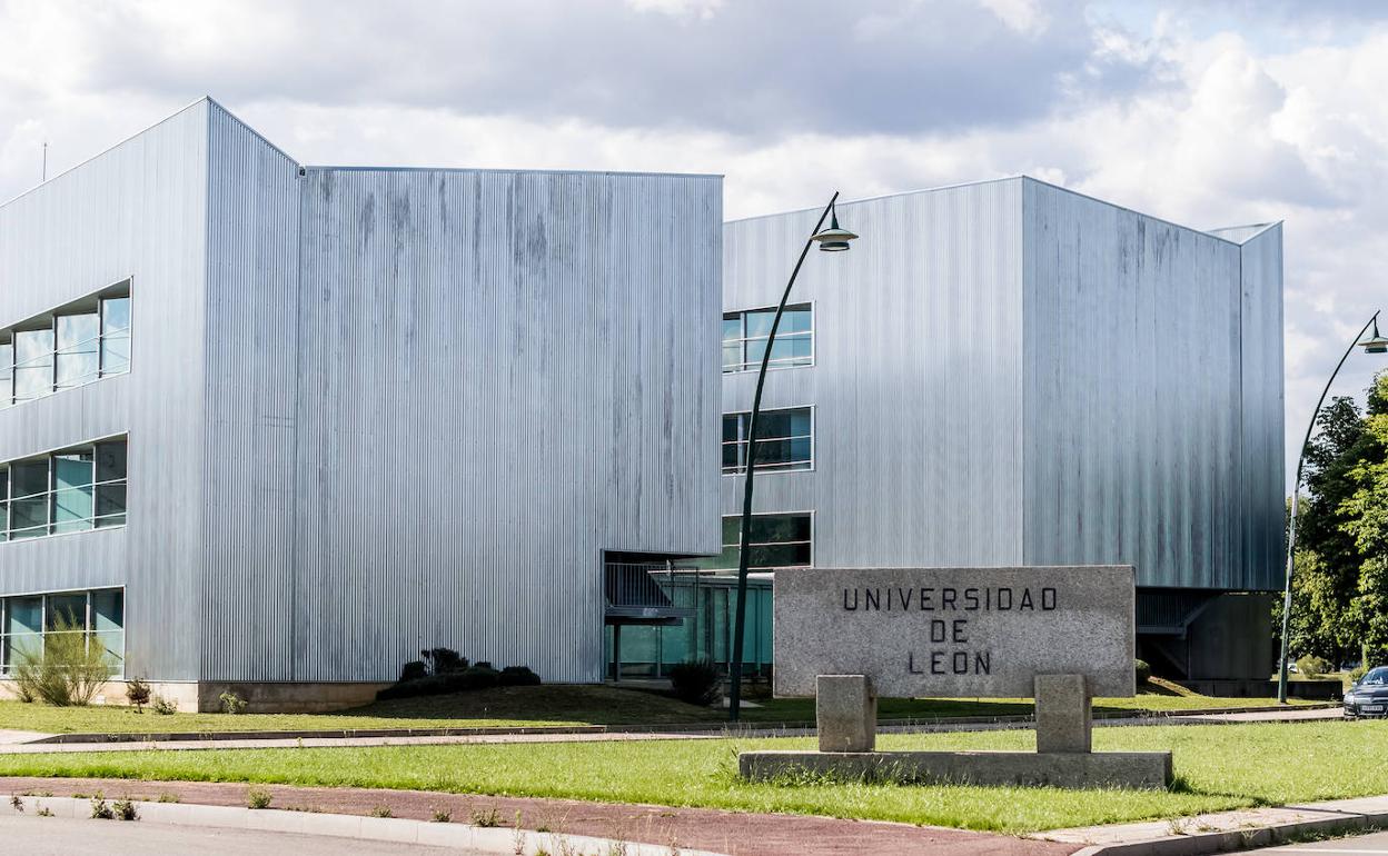 Imagen del acceso a la Universidad de León.