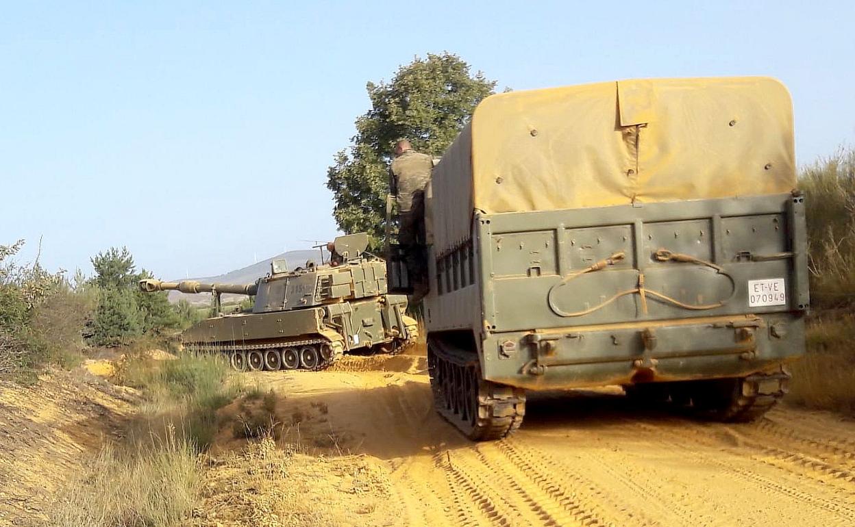 Equipos militares durante maniobras en las instalaciones del campo de tiro de El Teleno. 