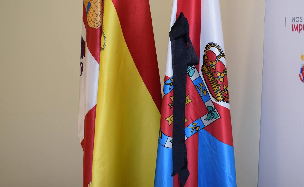 Crespón negro en las banderas del Consejo Comarcal del Bierzo en señal de luto por el fallecimiento del alcalde de Peranzanes.