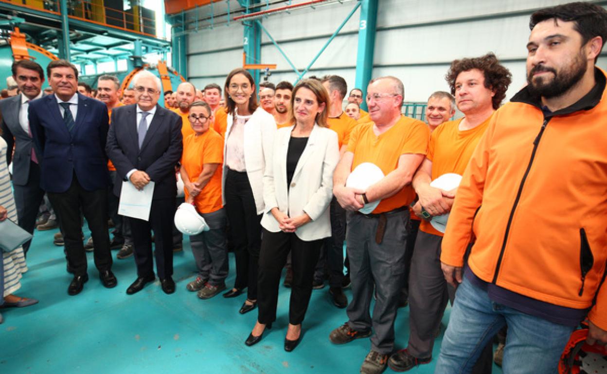 las ministras Teresa Ribera y Reyes Maroto, en la planta de Tvitec en Cubillos del Sil.