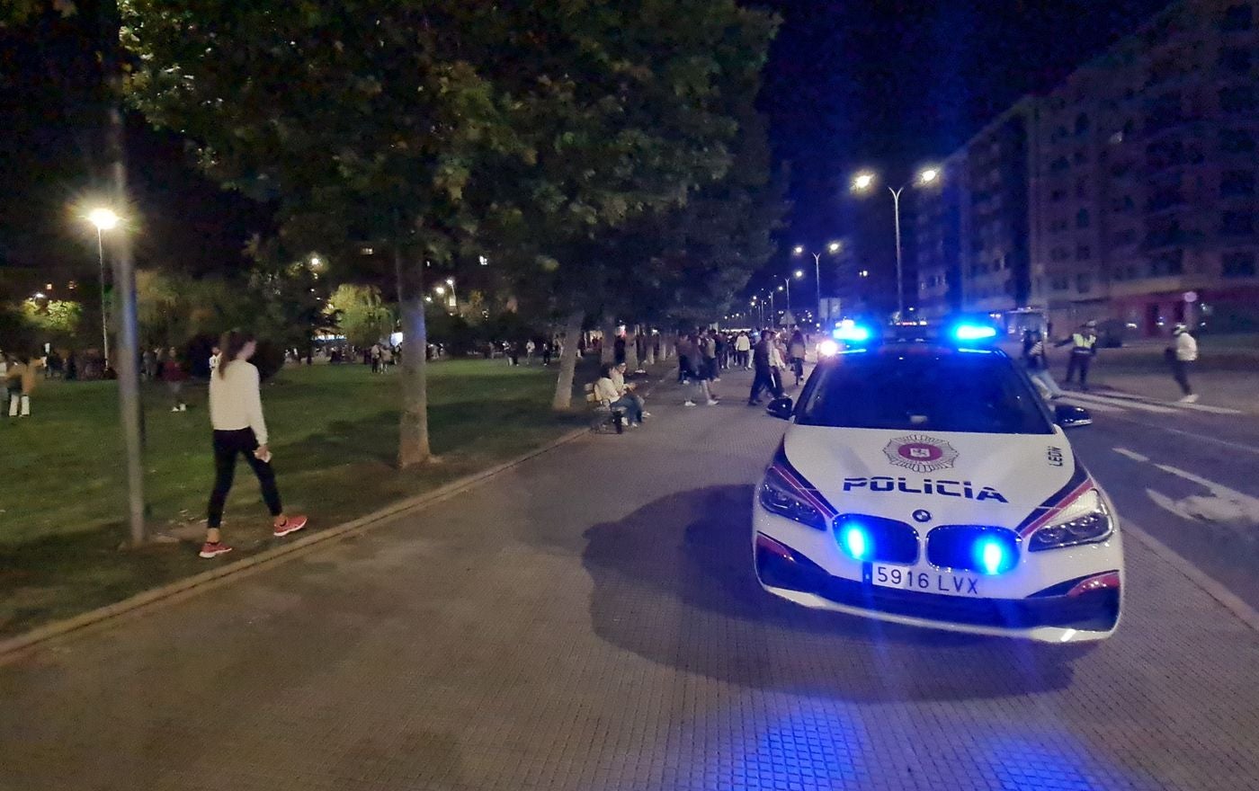 Miles de jóvenes se lanzan a la calle en busca de un maletín con mil euros en su interior. Hasta cinco patrullas de Policia Local intervienen ante la 'marabunta' de gente en el Parque de La Palomera. Los mil euros aparecieron enfrentando a las dos personas que los localizaron al mismo tiempo. 