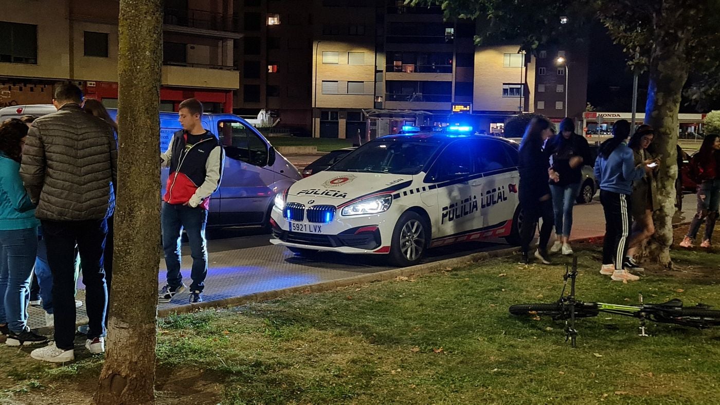 Miles de jóvenes se lanzan a la calle en busca de un maletín con mil euros en su interior. Hasta cinco patrullas de Policia Local intervienen ante la 'marabunta' de gente en el Parque de La Palomera. Los mil euros aparecieron enfrentando a las dos personas que los localizaron al mismo tiempo. 