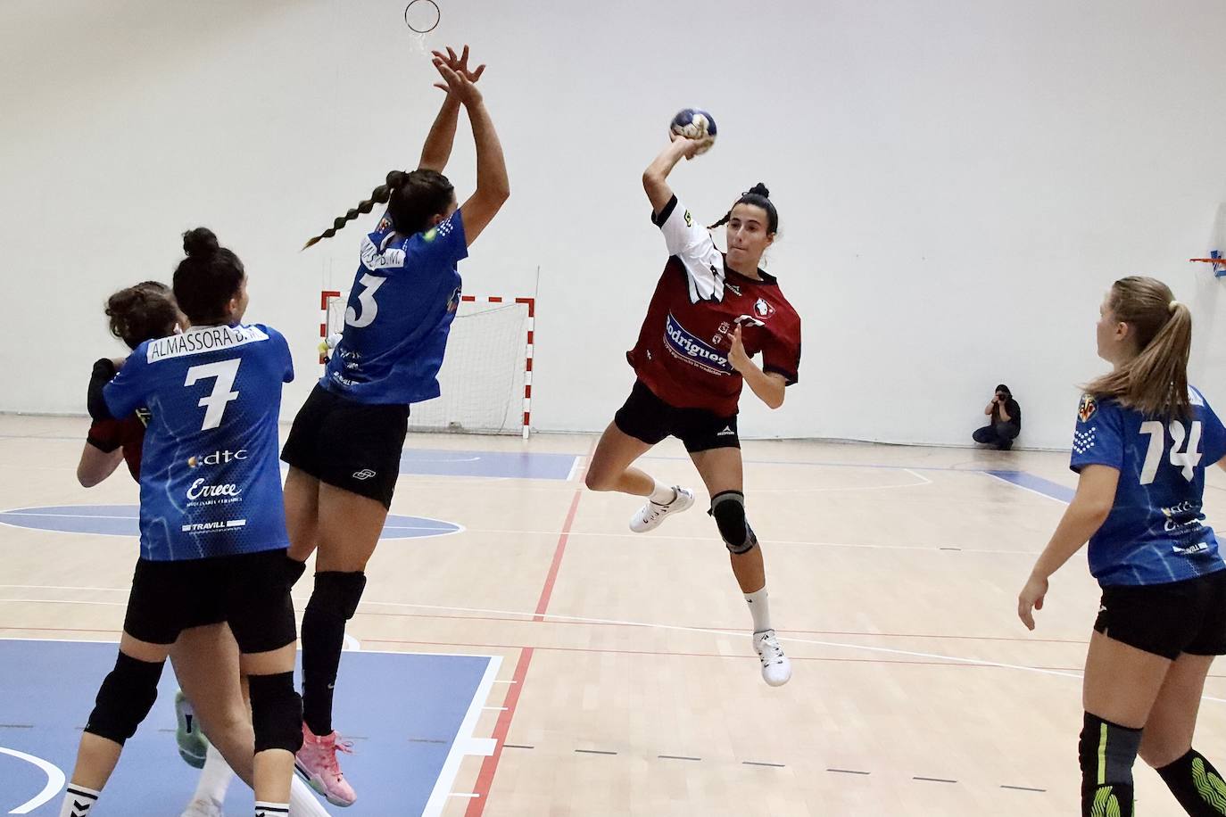 El conjunto leonés disputa en San Esteban la segunda jornada de la División de Honor Oro recibiendo al Errece Almassora