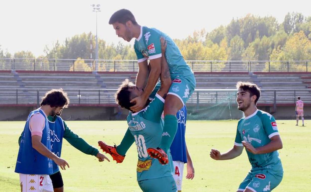 Víctor celebra su gol, el 1-3, con Javi Amor.