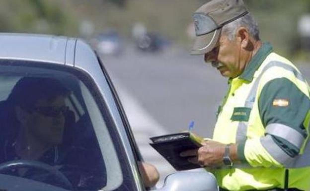 El número de detenidos en la carreteras de Castilla y León por dar positivo en controles de alcoholemia y drogas se ha reducido a la mitad en los últimos diez años. 