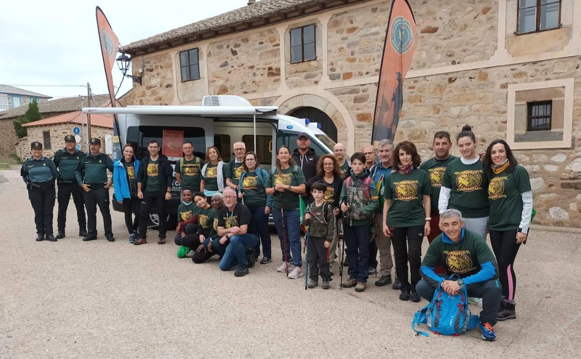 Foto de familia de algunos participantes en esta etapa del Camino de Santiago con la GUardia Civil. 