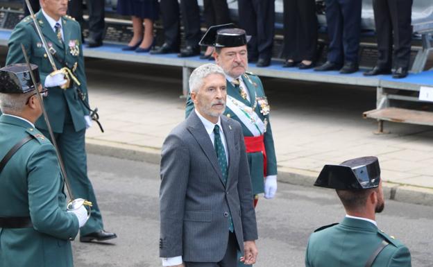 Fernando Grande Marlaska, durante el pase de revista en el desfile de este domingo en León. 