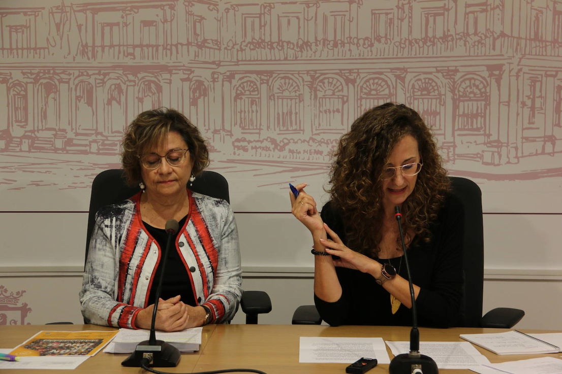 La concejala de cultura, Evelia Fernández, y la soprano y organizadora artística del ciclo 'León en Canto', Marta Arce, presentan los conciertos para celebrar los veinte años del Auditorio Ciudad de León.