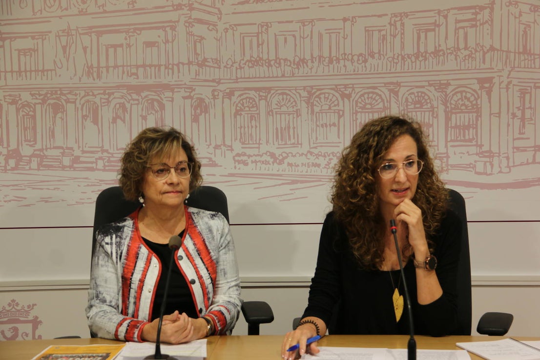 La concejala de cultura, Evelia Fernández, y la soprano y organizadora artística del ciclo 'León en Canto', Marta Arce, presentan los conciertos para celebrar los veinte años del Auditorio Ciudad de León.