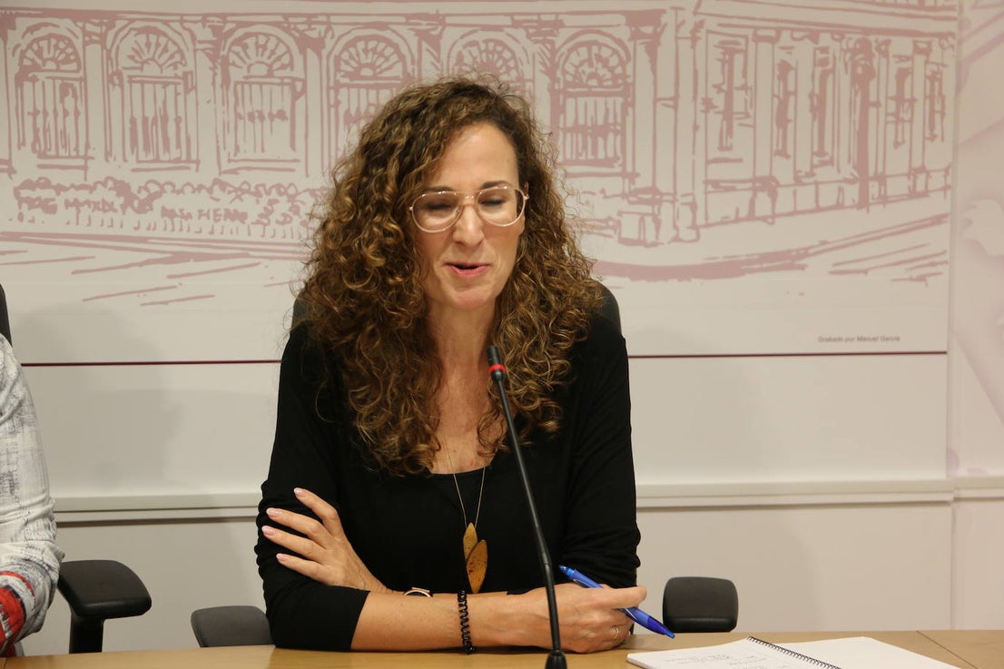 La concejala de cultura, Evelia Fernández, y la soprano y organizadora artística del ciclo 'León en Canto', Marta Arce, presentan los conciertos para celebrar los veinte años del Auditorio Ciudad de León.