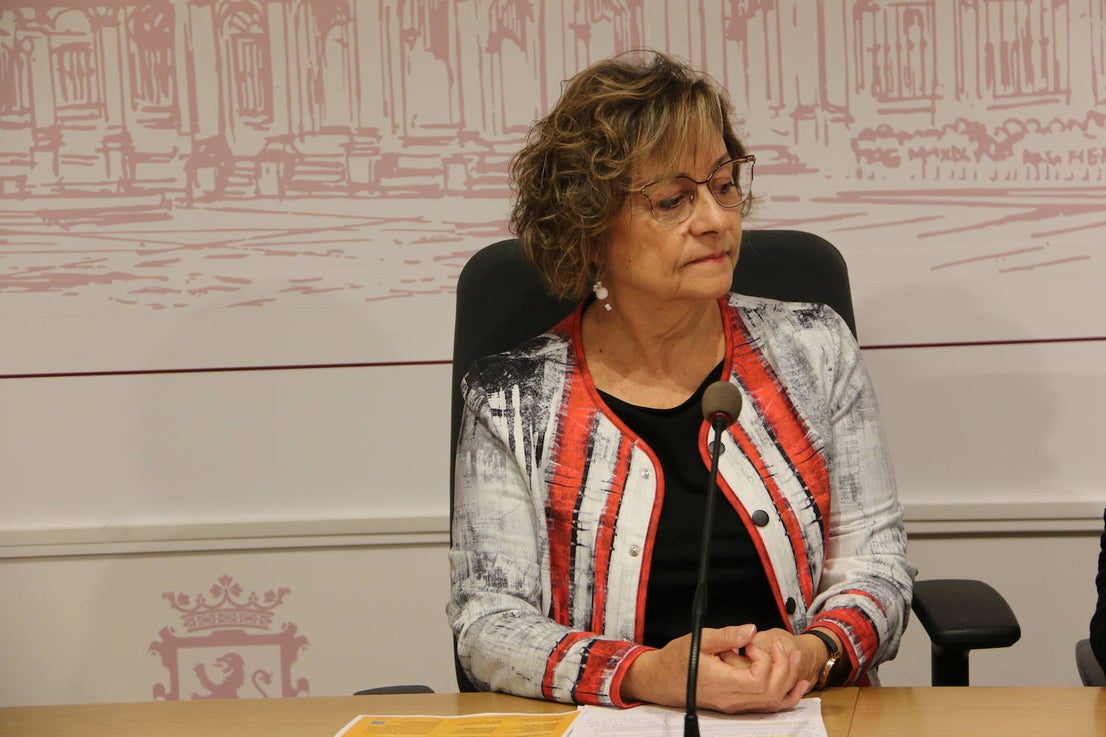 La concejala de cultura, Evelia Fernández, y la soprano y organizadora artística del ciclo 'León en Canto', Marta Arce, presentan los conciertos para celebrar los veinte años del Auditorio Ciudad de León.
