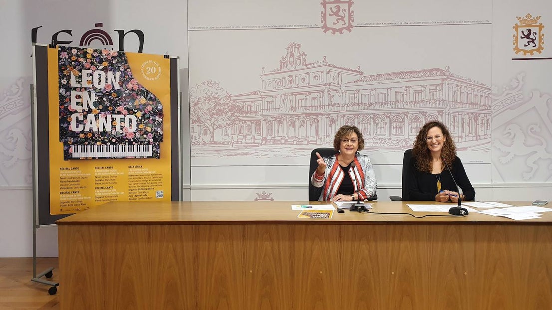 La concejala de cultura, Evelia Fernández, y la soprano y organizadora artística del ciclo 'León en Canto', Marta Arce, presentan los conciertos para celebrar los veinte años del Auditorio Ciudad de León.