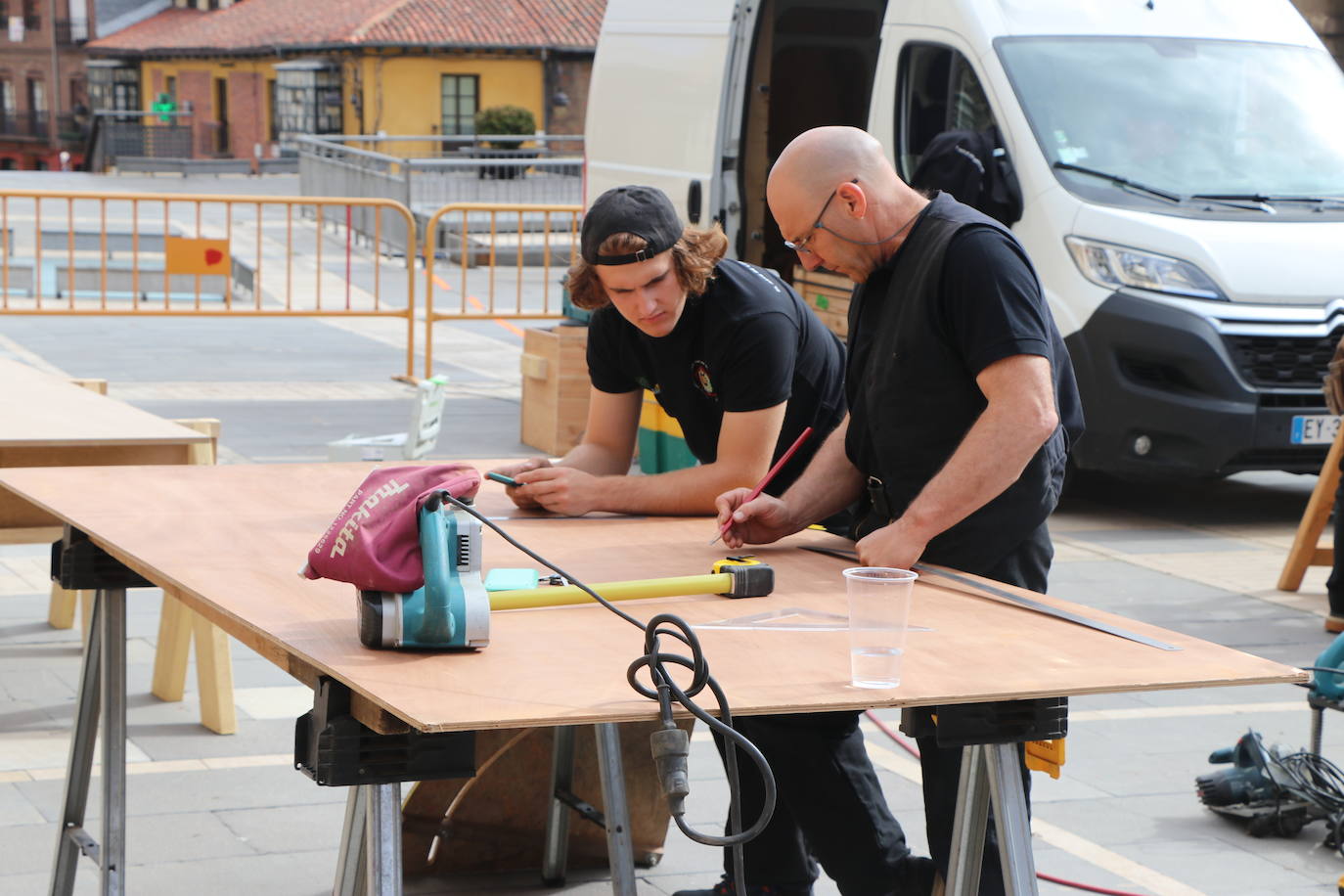 Demostración de oficios artesanos tradicionales a cargo de la Société Compagnonnique Fidèl Aux Devoirs De Tour De France. 