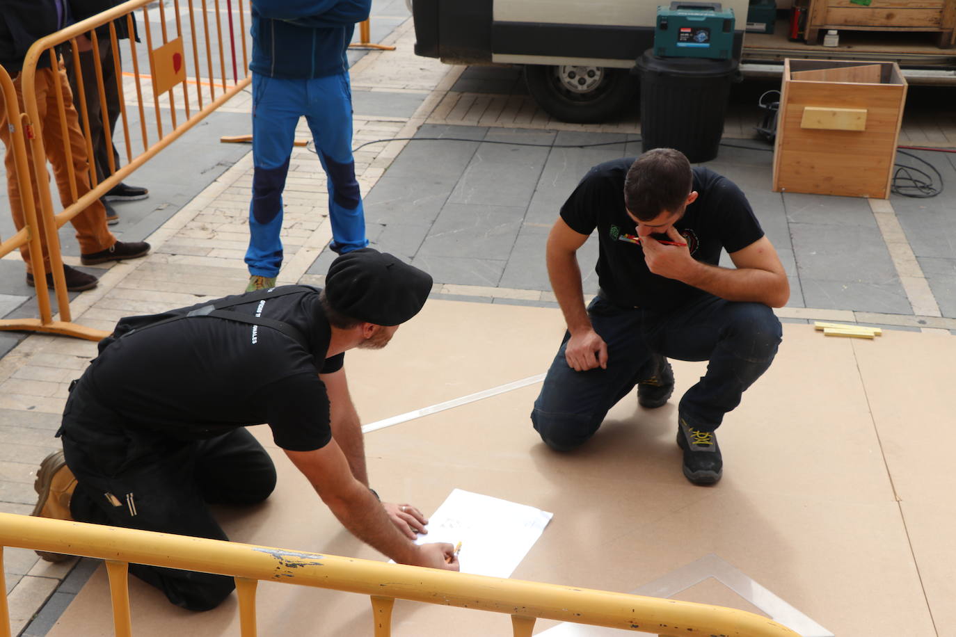 Demostración de oficios artesanos tradicionales a cargo de la Société Compagnonnique Fidèl Aux Devoirs De Tour De France. 