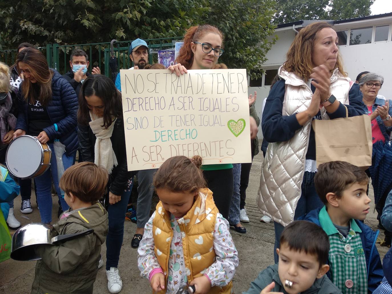 Protesta de la Ampa del CEIP San Andrés de La Borreca en Ponferrada.
