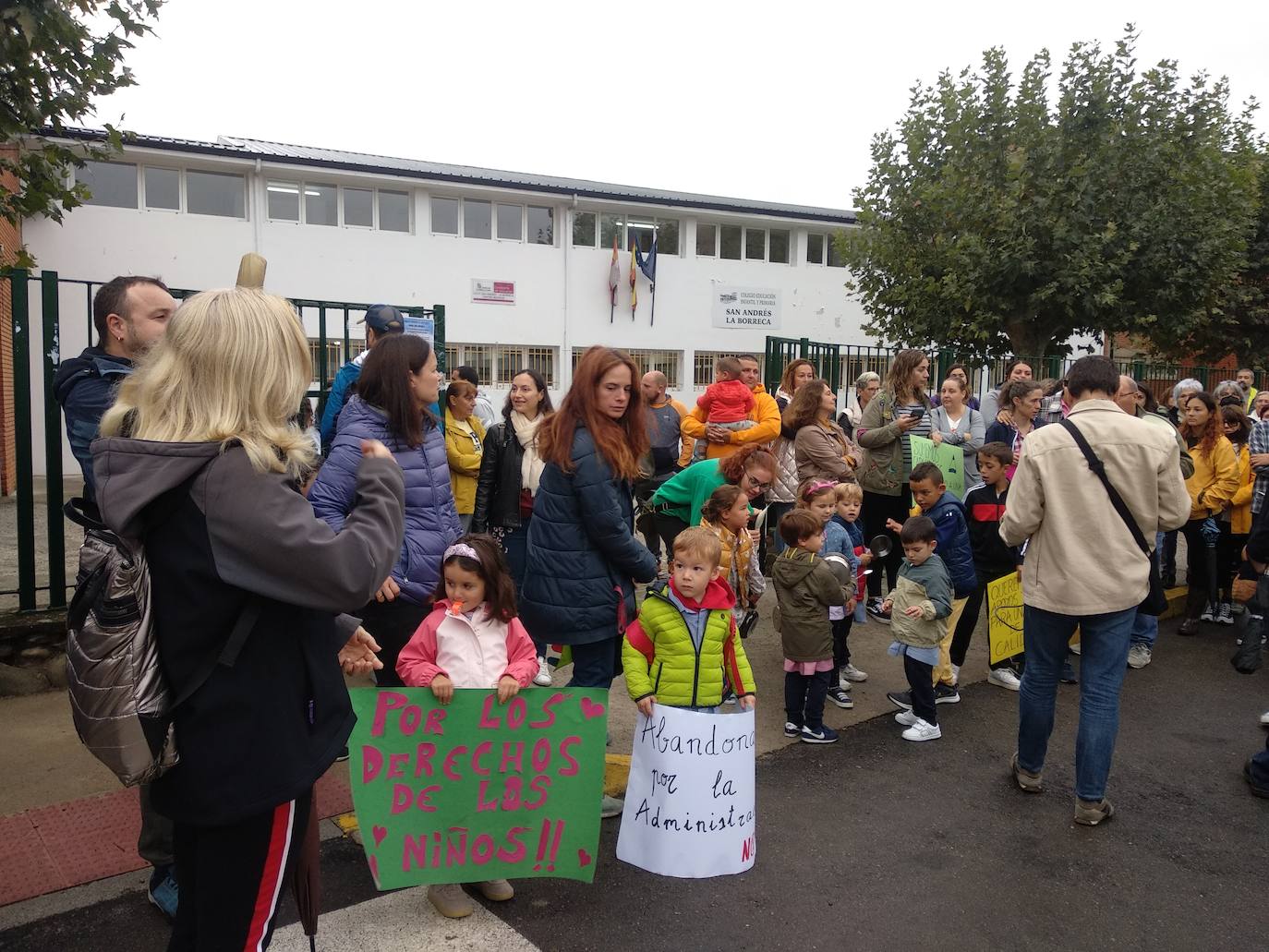 Protesta de la Ampa del CEIP San Andrés de La Borreca en Ponferrada.