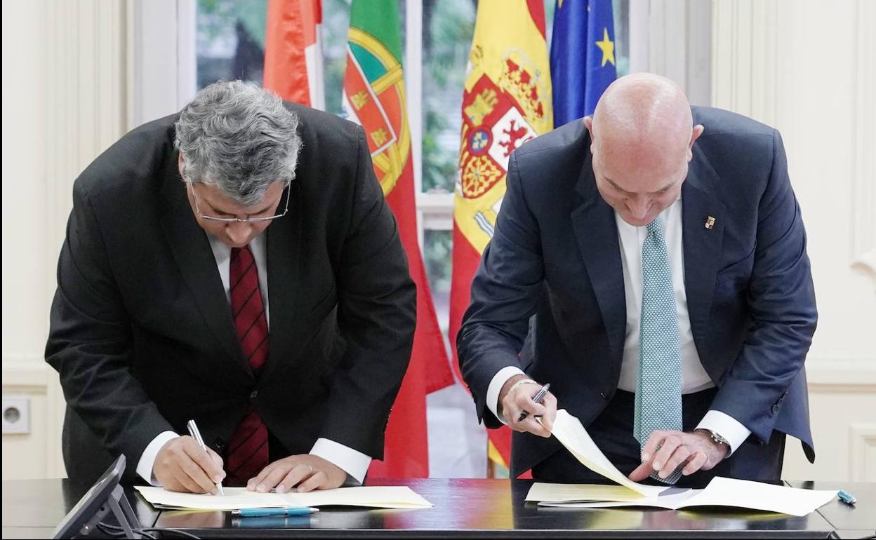 El consejero de la Presidencia de la Junta de Castilla y León, Jesús Julio Carnero, firma un convenio con el presidente de la Comisión de Coordinación y Desarrollo Regional del Norte de Portugal, António Cunha.