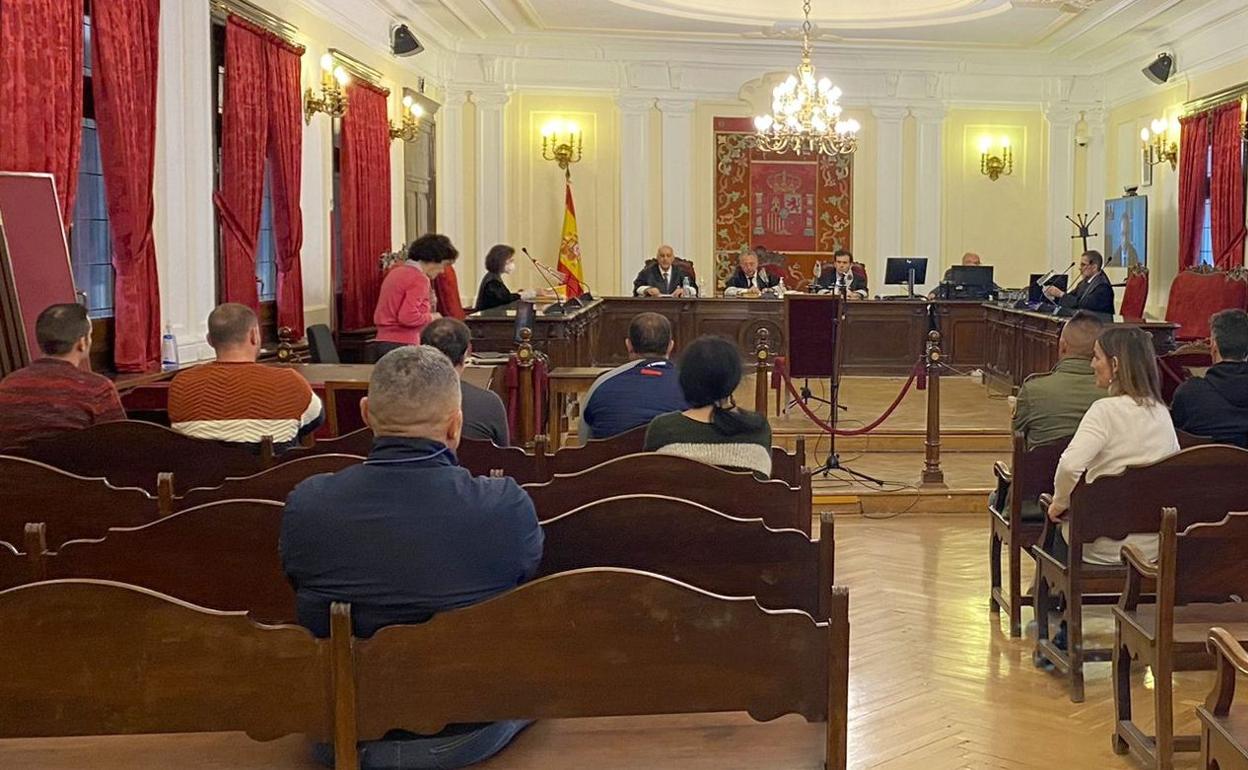 Los mineros, durante el juicio de este lunes en la Audiencia Provincial de León. 