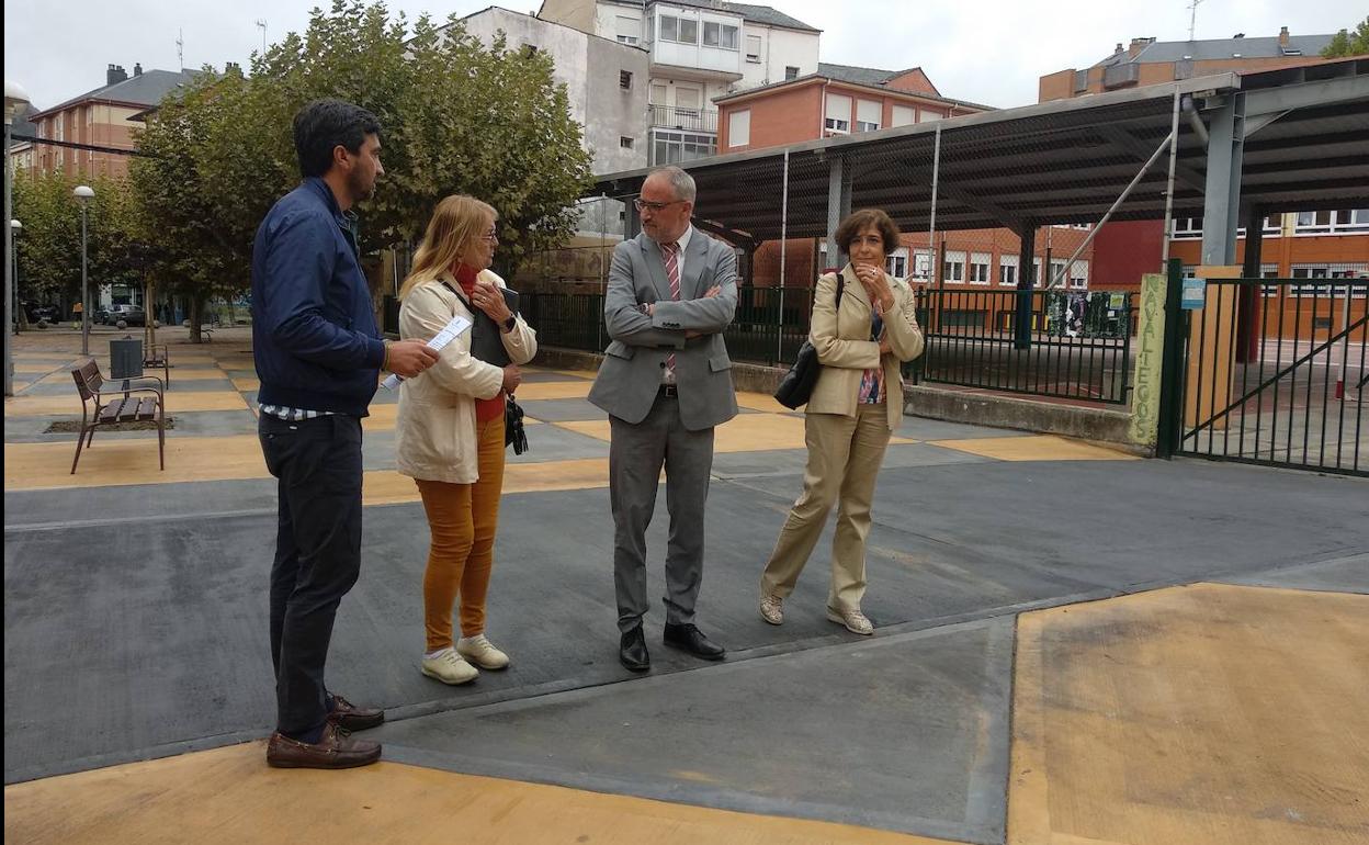 El alcalde de Ponferrada junto a las concejales de Infraestructuras y Educación, en la inauguración de las obras.