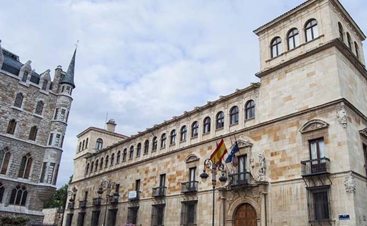 Fachada principal del Palacio de los Guzmanes, sede de la Diputación de León. 