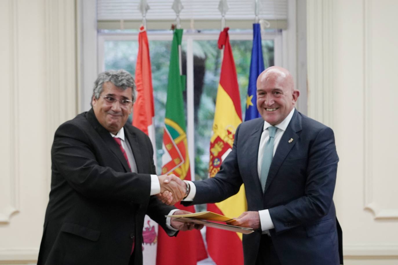 El consejero de la Presidencia de la Junta de Castilla y León, Jesús Julio Carnero, firma un convenio con el presidente de la Comisión de Coordinación y Desarrollo Regional del Norte de Portugal, António Cunha.