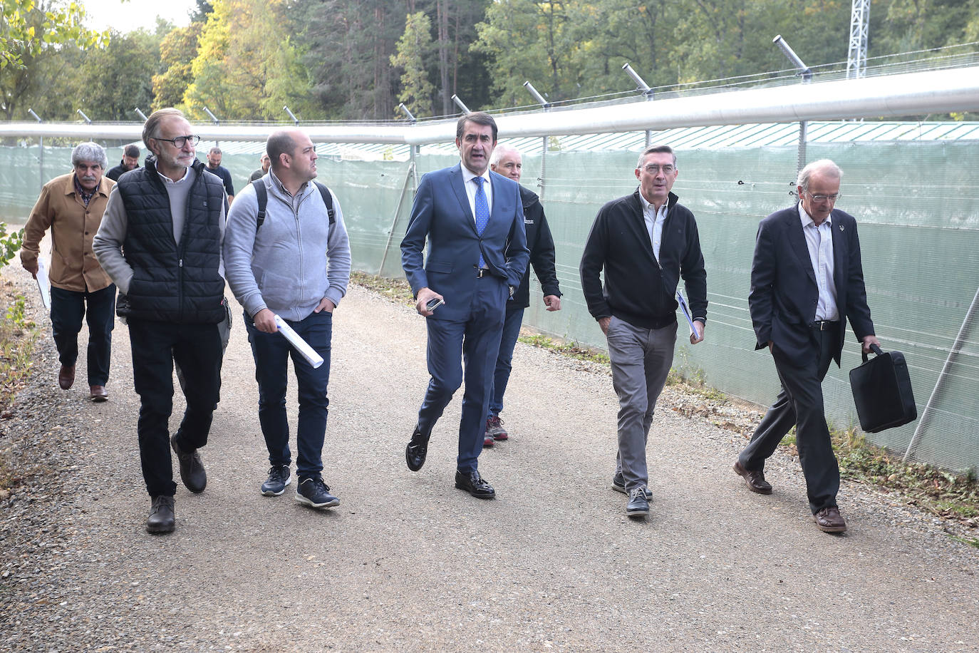 El consejero de Medio Ambiente, Vivienda y Ordenación del Territorio, Juan Carlos Suárez-Quiñones, visita el Centro de Cría del Urogallo de Valsemana.